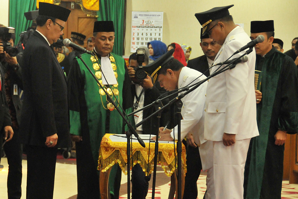 Menteri Dalam Negeri Tjahjo Kumolo melantik Gubernur dan Wakil Gubernur terpilih Aceh Irwandi Yusuf dan Nova Iriansyah.