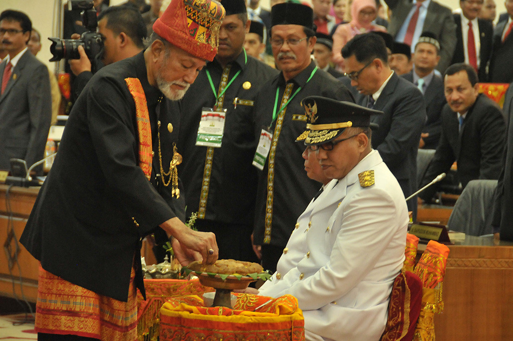 Wali Nanggroe Aceh Malik Mahmud melakukan prosesi mempeusijuk Gubernur Aceh terpilih Irwandi Yusuf dan wakilnya Nova Iriansyah seusai pelantikan dan pengambilan sumpah dalam sidang pleno istimewa di DPR Aceh, Banda Aceh, Aceh.