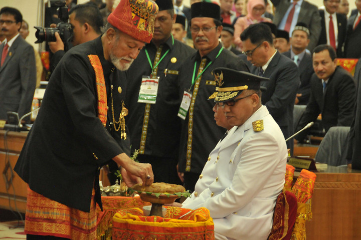 Wali Nanggroe Aceh Malik Mahmud melakukan prosesi mempeusijuk Gubernur Aceh terpilih Irwandi Yusuf dan wakilnya Nova Iriansyah seusai pelantikan dan pengambilan sumpah dalam sidang pleno istimewa di DPR Aceh, Banda Aceh, Aceh.