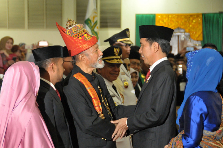 Presiden Joko Widodo didampingi Ibu Negara Iriana memberikan ucapan selamat kepada Gubernur Aceh Irwandi Yusuf dan Wakil Gubernur Nova Iriansyah seusai pelantikan dan pengambilan sumpah jabatan di DPR Aceh, Banda Aceh.