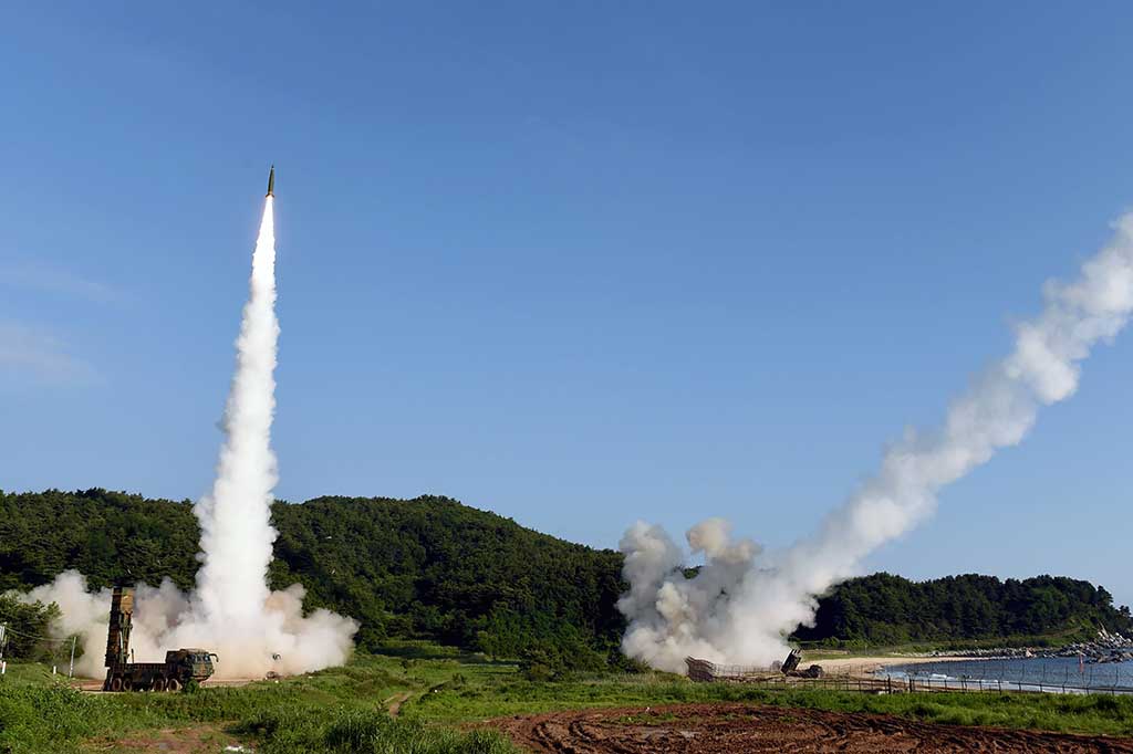 Korea Selatan-Amerika Serikat melakukan latihan gabungan dengan meluncurkan rudal balistik jarak pendek rudal Hyunmu-2 (kiri) dan rudal dari peluncur roket M270 di Laut Timur, Korsel, Rabu (5/7/2017). AFP/South Korean Defence Ministry