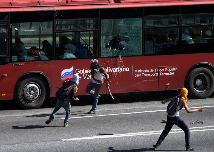 Beberapa pengunjukrasa melempari bus umum di Caracas sehingga membuat takut para penumpangnya. Unjuk rasa menjadi kerusuhan setelah tuntutan agar Nicolas Moduro mundur sebagai Presiden Venezuela tidak dipenuhi.