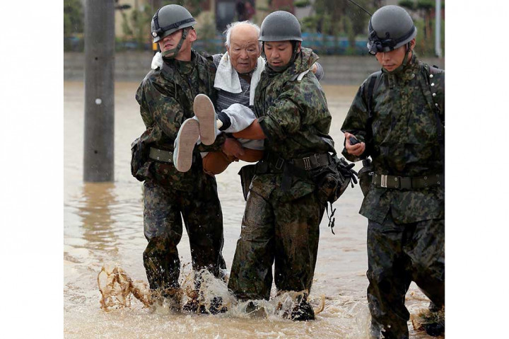 Pemerintah mengerahkan 7.500 polisi, petugas penyelamat dan tentara di daerah yang terkena dampak banjir, sementara 40 helikopter bersiap untuk operasi pencarian korban hilang begitu cuaca cerah.
