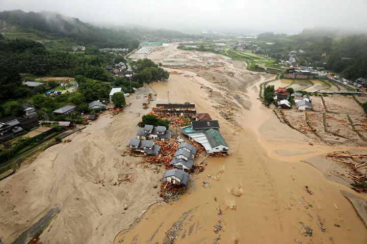 Kota Asakura, Prefektur Fukuoka, Jepang, luluh lantak akibat diterjang banjir bandang, Kamis (6/7/2017).