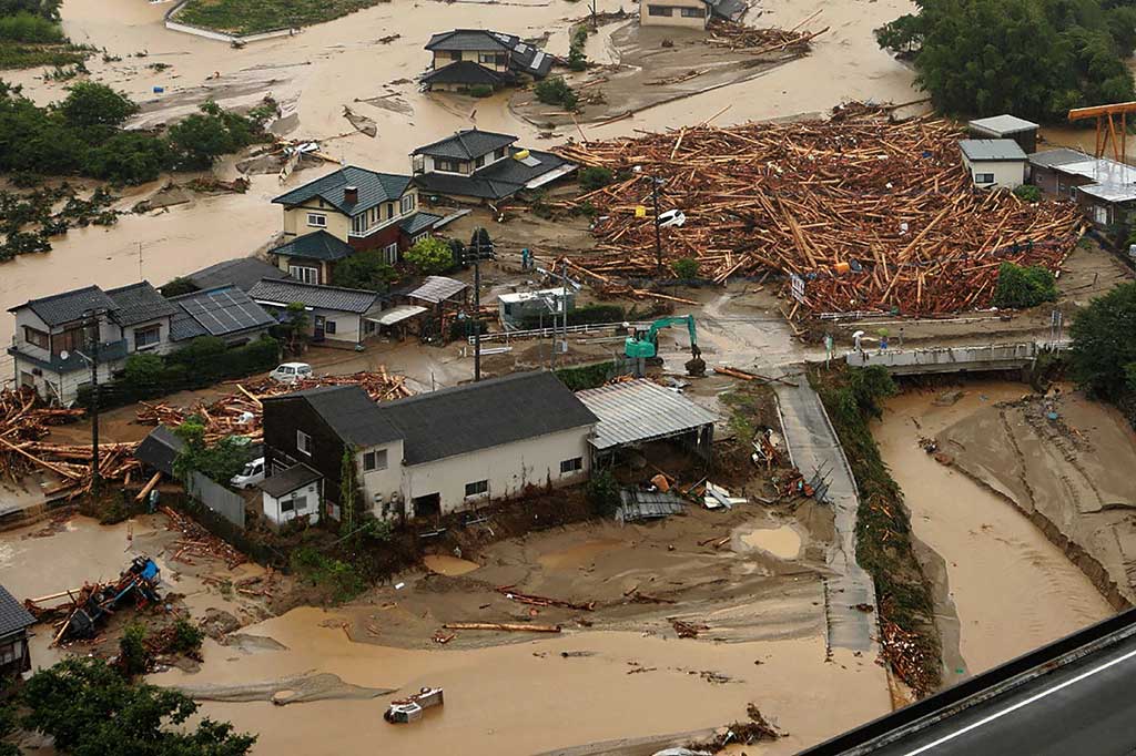 Ahli meteorologi memperingatkan banjir kemungkinan akan lebih buruk lagi, sementara tentara dan regu penyelamat bergegas mengevakuasi ratusan ribu orang dari jalur tanah longsor dan arus air berlumpur.