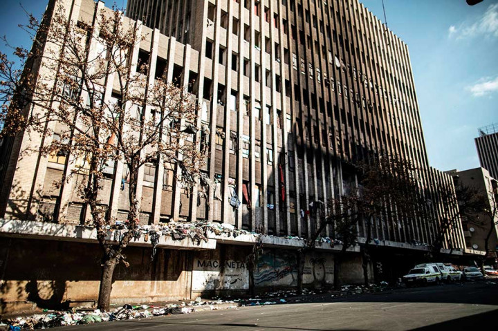 Enam orang meninggal akibat menghirup asap dan satu lainnya tewas setelah melompat keluar dari gedung tersebut untuk menyelamatkan diri saat kebakaran terjadi. 50 orang diselamatkan dari kebakaran, tujuh di antaranya membutuhkan rawat inap untuk luka bakar dan perawatan akibat menghirup asap.