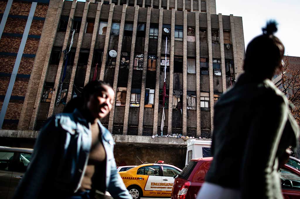 Kebakaran di gedung terbengkalai yang tidak memiliki aliran air dan listrik tersebut terjadi pada pagi hari.