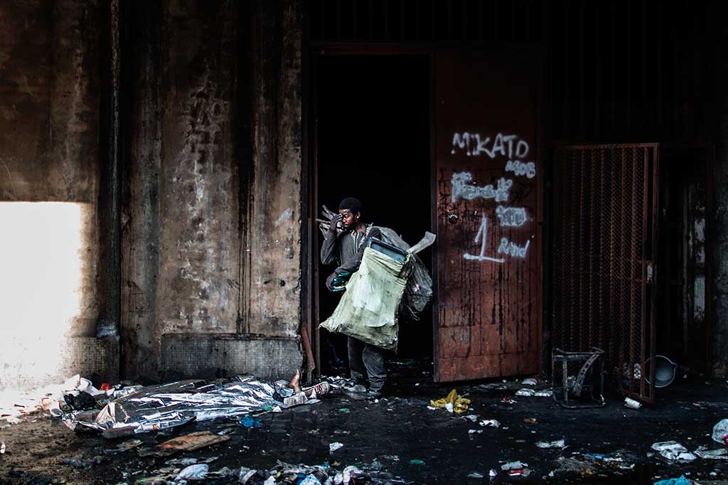 Penyebab kebakaran diduga dipicu oleh generator yang digunakan oleh salah seorang penyewa gedung untuk penerangan.