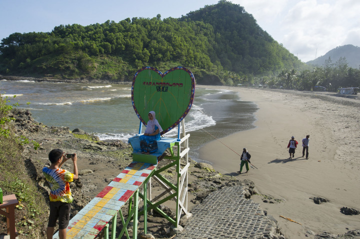 Panggung tinggi di salah satu sudut pantai yang dibangun untuk berfoto bagi pengunjung. Fasilitas seperti ini belakangan menjadi trend di tempat-tempat wisata. 