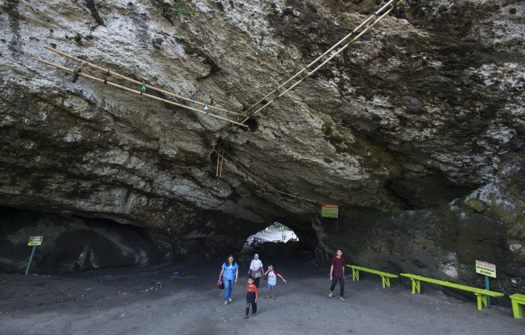 Di dalam badan bukit karang yang menaungi lorong Karangbolong terdapat gua sarang burung walet. Batang bambu yang diikat di langit-langit adalah akses jalan bagi warga pencari sarang burung walet.