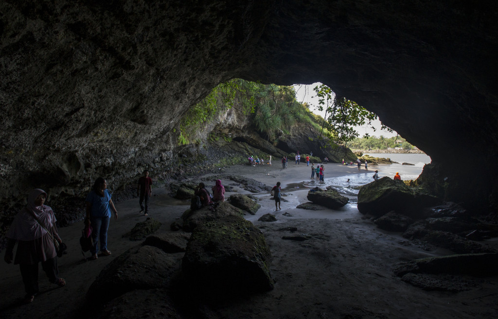 Nama Karangbolong berasal dari lorong lebar yang menembus badan bukit karang. Lorong sepanjang 30 meter, lebar 10 meter dan tinggi 5 meter ini akan terendam air saat laut pasang. 