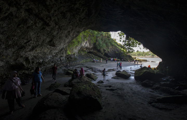 Nama Karangbolong berasal dari lorong lebar yang menembus badan bukit karang. Lorong sepanjang 30 meter, lebar 10 meter dan tinggi 5 meter ini akan terendam air saat laut pasang. 