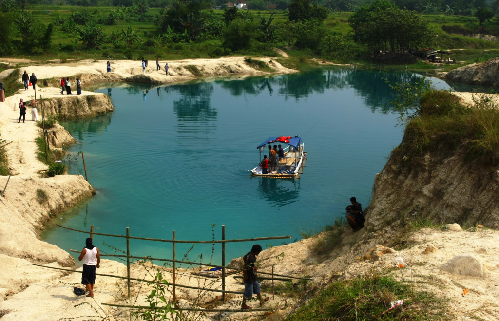 Pengunjung bermain rakit menyusuri Danau Biru Cigaru, Cisoka, Tangerang, Banten. Danau ini merupakan bekas galian tambang pasir. ANTARA FOTO/Muhammad Iqbal