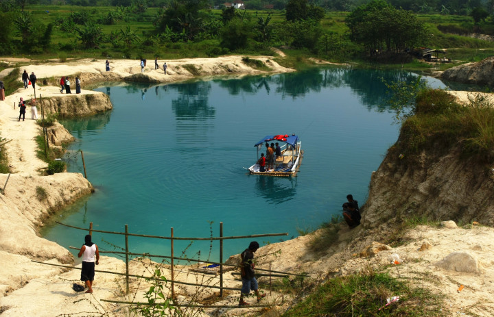 Pengunjung bermain rakit menyusuri Danau Biru Cigaru, Cisoka, Tangerang, Banten. Danau ini merupakan bekas galian tambang pasir. ANTARA FOTO/Muhammad Iqbal