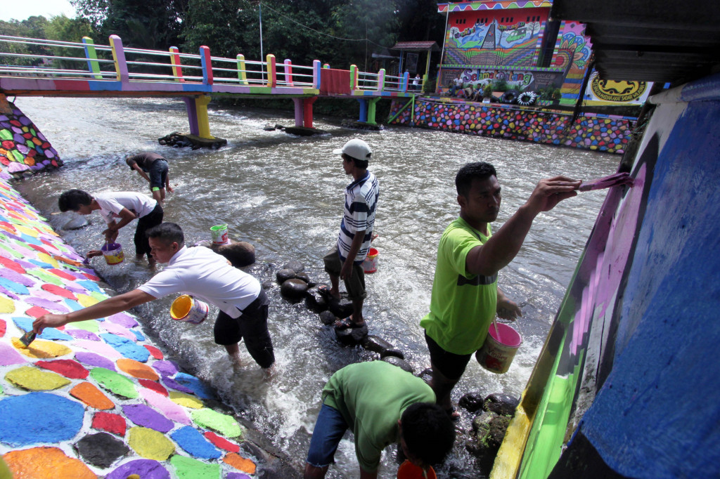 Trend wisata kampung warna-warni juga ada di Katulampa, Bogor, Jawa Barat. Kampung yang di bantaran Sungai Ciliwung yang sebelumnya terlihat kumuh, kini menjadi wisata alternatif baru. ANTARAFOTO/Yulius Satria Wijaya