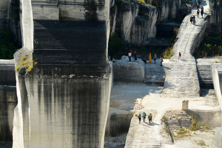 Bekas tambang batu putih di Sumenep, Madura, Jawa Timur, kini menjadi tujuan wisata baru. Lingkungan perbukitan yang rusak karena dipotong-potong penambang menyisakan pemandangan yang unik dan menarik. ANTARA FOTO/Umarul Faruq