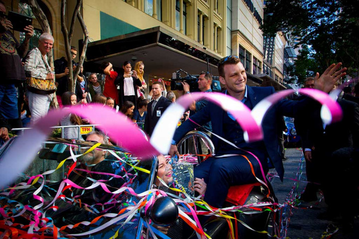 Ribuan warga antusias menyambut pahlawan mereka tersebut di pinggir jalan Queen Street Mall Brisbane saat arak-arakan Horn lewat dengan mobil sport antik bersama istrinya.