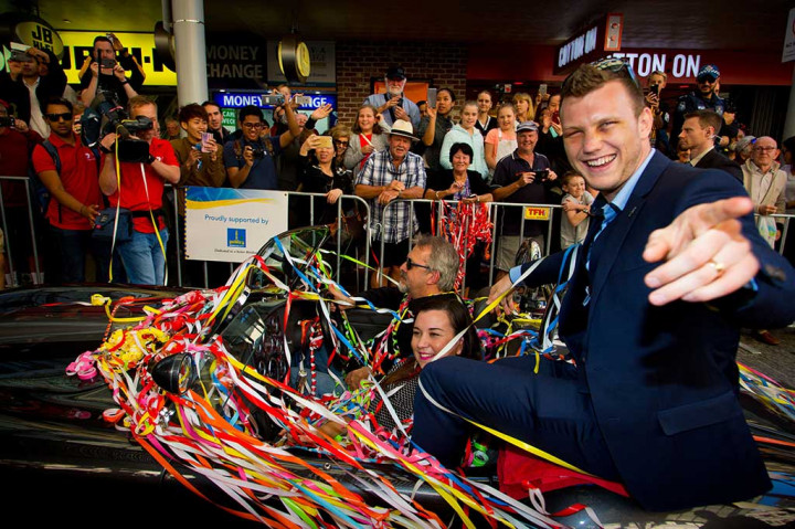 Warga yang berdiri di pinggir jalan meneriakkan 