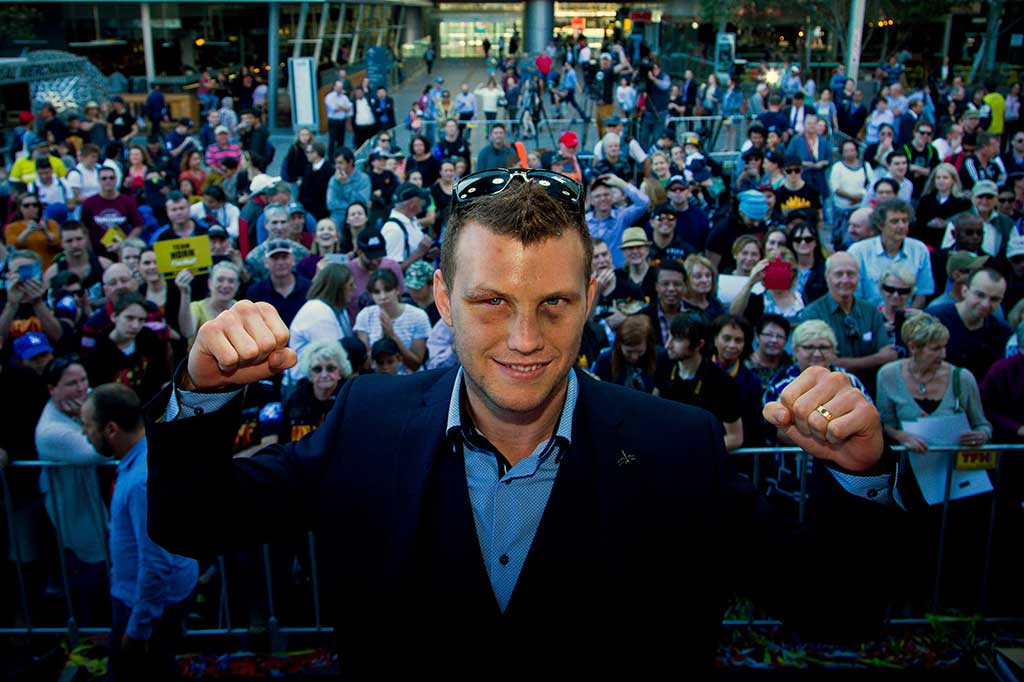 Horn, 29, sebelumnya membuat kejutan dengan mengalahkan juara dunia Manny Pacquiao dengan kemenangan angka mutlak pada Minggu (2/7/2017). Pacquiao pahlawan warga Filipina, awalnya menyerukan pertandingan ulang, namun kemudian menyatakan juga akan 'berpikir keras' tentang pensiun.