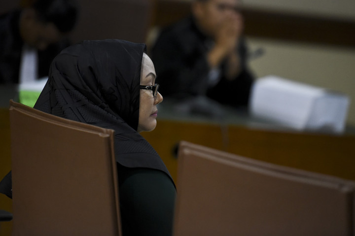 Ratu Atut Chosiyah menangis saat membacakan nota pleidoi di sidang korupsi pengadaan alat kesehatan Provinsi Banten tahun anggaran 2012.