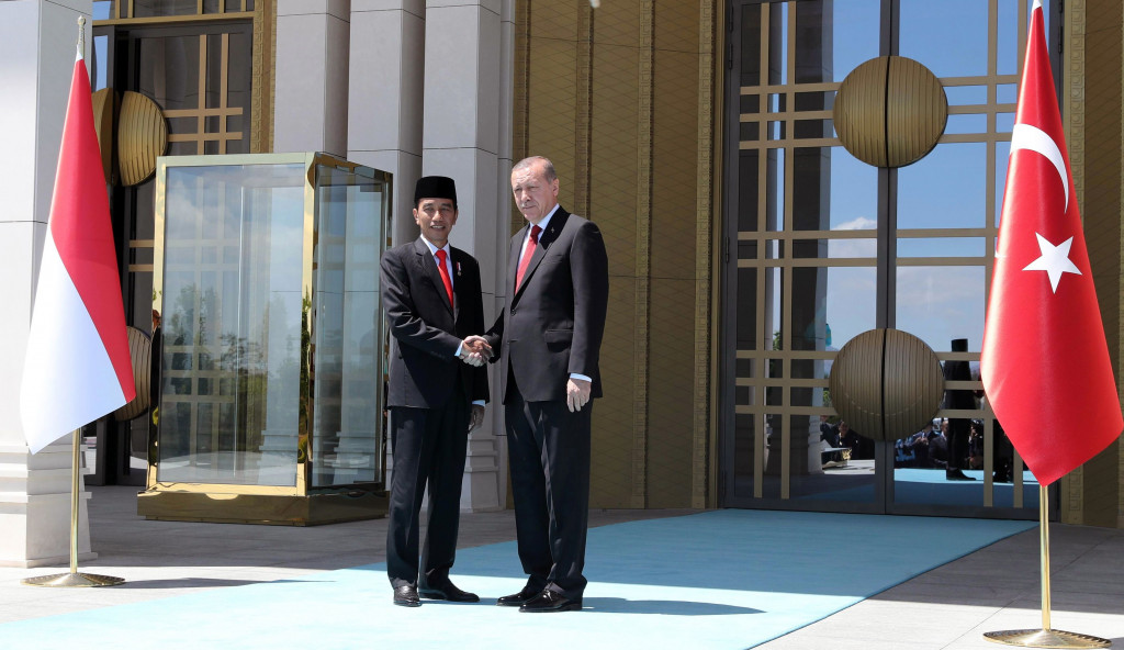 Presiden Joko Widodo dan Presiden Recep Tayyib Erdogan sejenak memberi kesempatan kepada pers di depan pintu Kantor Kepresidenan Turki, Ankara.