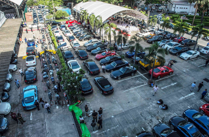 Ratusan kendaraan mewah hasil sitaan dilelang. Beberapa batal dilelang karena diketahui sebagai mobil curian dari luar negeri.