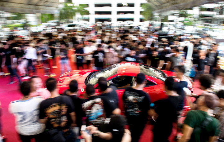 Sebuah Ferrari memasuki arena lelang di Kantor Bea Cukai Thailand, Bangkok. Sportcar mewah ini ditawarkan seharga USD 570 ribu atau Rp 7,5 milyar. AFP Photo/Roberto Schmidt