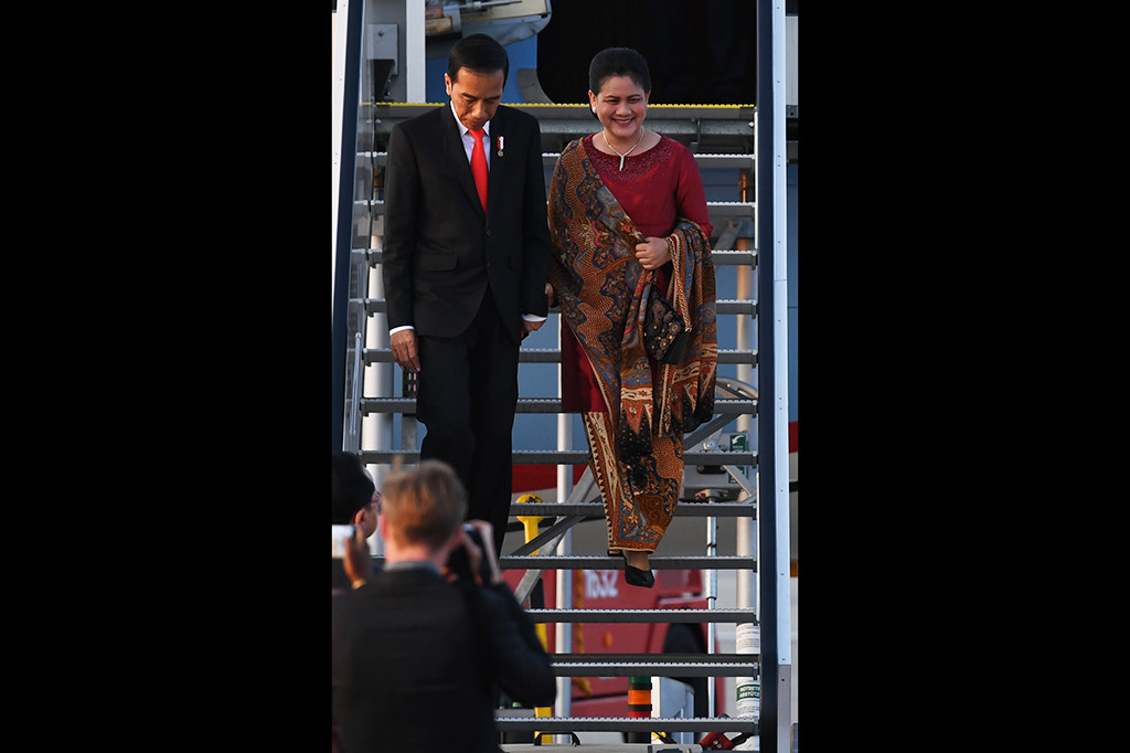 Presiden Indonesia Joko Widodo dan Iriana Jokowi tiba di bandara di Hamburg, Jerman, Kamis (6/7/2017)  untuk menghadiri KTT G20. Para pimpinan negara G20

