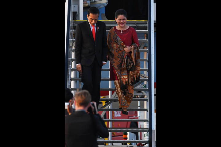 Presiden Indonesia Joko Widodo dan Iriana Jokowi tiba di bandara di Hamburg, Jerman, Kamis (6/7/2017)  untuk menghadiri KTT G20. Para pimpinan negara G20
