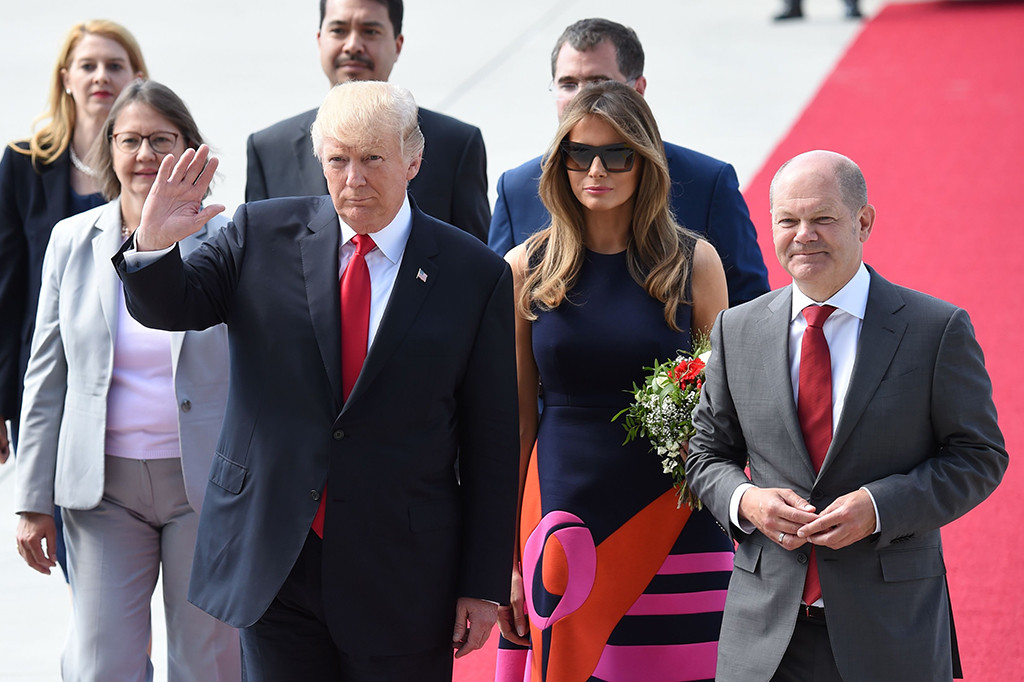 Presiden AS Donald Trump dan istrinya Melania Trump disambut oleh Wali Kota Hambur Olaf Scholz saat tiba di bandara di Hamburg, Jerman, Kamis (6/7/2017). 