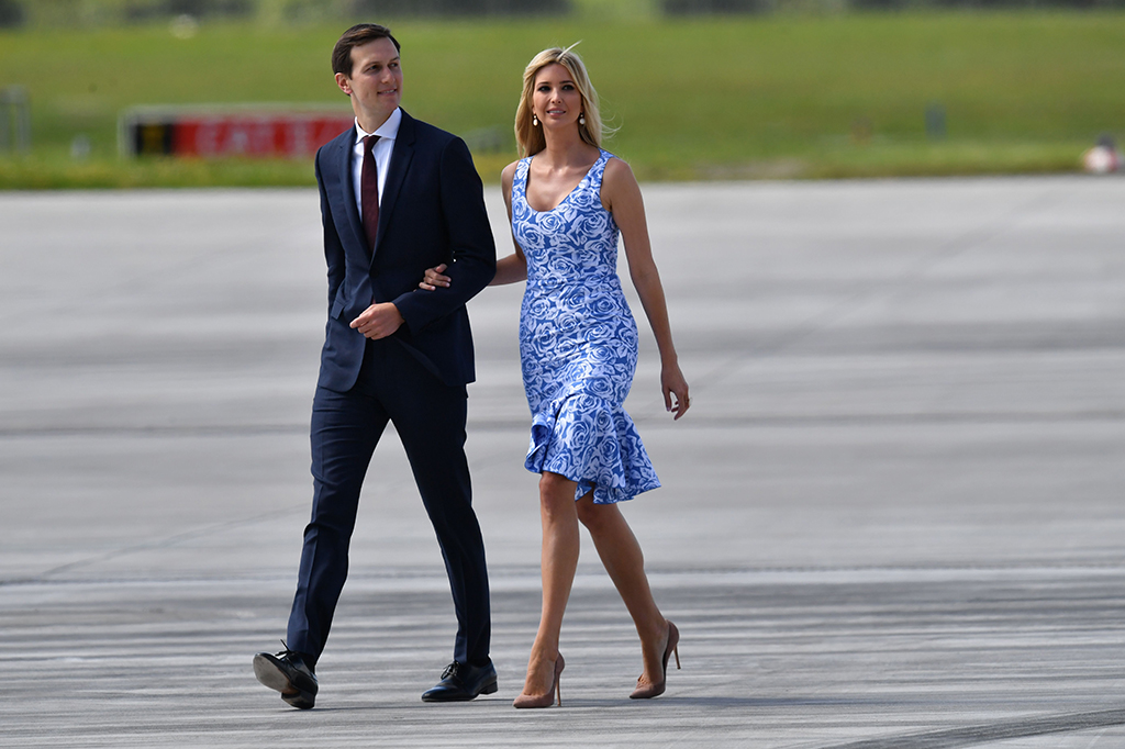 Putri Presiden AS Donald Trump Ivanka Trump bersama suaminya Jared Kushner tiba di bandara di Hamburg, Jerman, Kamis (6/7/2017). Ivanka tampak anggun dengan menggunakan dress berwarna biru.