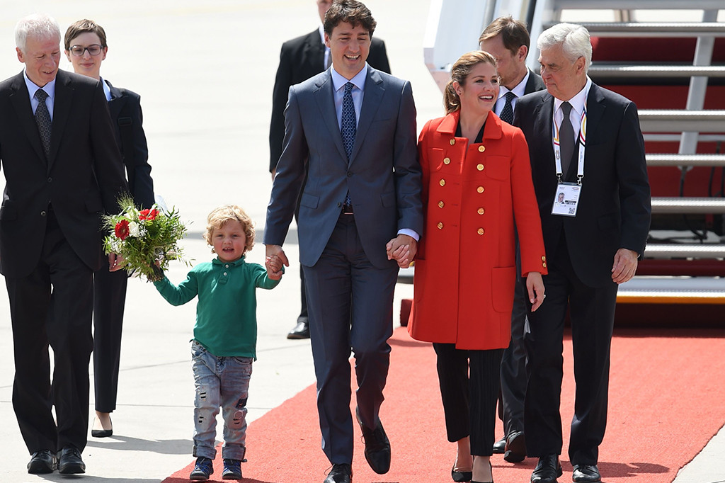 Perdana Menteri Kanada Justin Trudeau bersama istrinya Sophie Gregoire dan putranya Hadrian tiba di bandara di di Hamburg, Jerman, Kamis (6/7/2017) untuk menghadiri KTT G20.