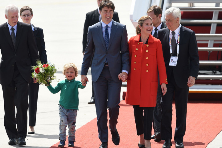 Perdana Menteri Kanada Justin Trudeau bersama istrinya Sophie Gregoire dan putranya Hadrian tiba di bandara di di Hamburg, Jerman, Kamis (6/7/2017) untuk menghadiri KTT G20.
