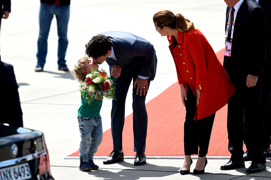 Perdana Menteri Kanada Justin Trudeau memperlihatkan keharmonisan keluarganya dengan mencium putranya Hadrian saat tiba di bandara di Hamburg, Jerman, Kamis (6/7/2017) untuk menghadiri KTT G20.