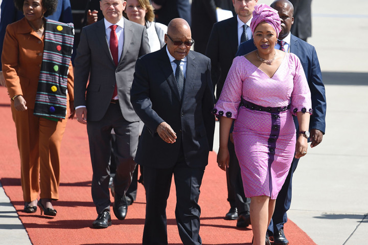 Presiden Afrika Selatan Jacob Zuma dan istrinya Tobeka Madiba-Zuma tiba di di bandara di Hamburg, Jerman, Kamis (6/7/2017) untuk menghadiri KTT G20. 