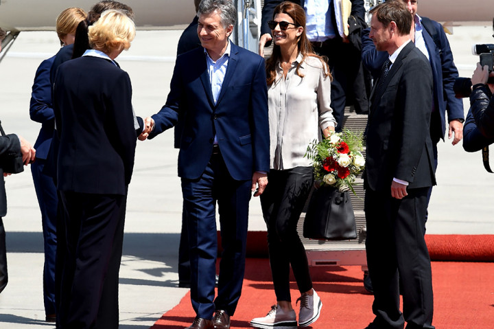 Presiden Argentina Mauricio Macri dan istrinya Juliana Awada tiba di bandara di Hamburg, Jerman, Kamis (6/7/2017) untuk menghadiri KTT G20. Juliana terlihat santai dengan menggunakan kemeja dan sepatu kets.
