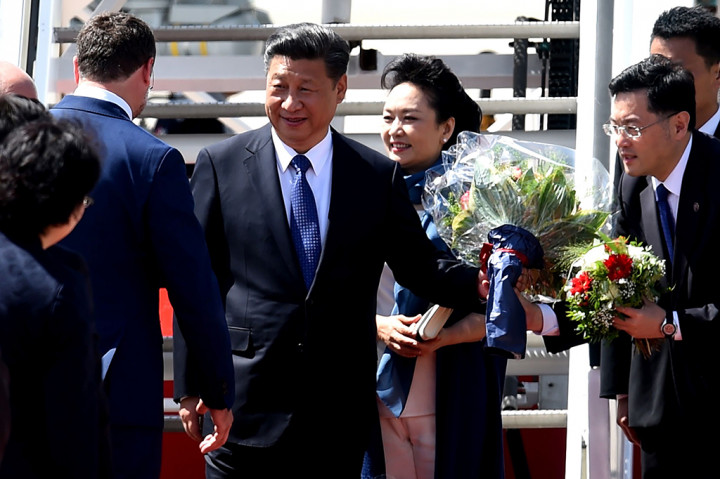 Presiden China Xi Jin[ping dan istrinya Peng Liyuan saat tiba di bandara di Hamburg, Jerman, Kamis (6/7/2017) untuk menghadiri KTT G20.