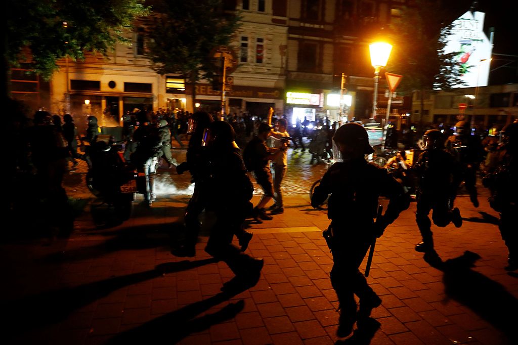 Otoritas setempat menyebut sebanyak 76 aparat Kepolisian menjadi korban luka. Sementara untuk korban dari demonstran belum diketahui jumlahnya. 