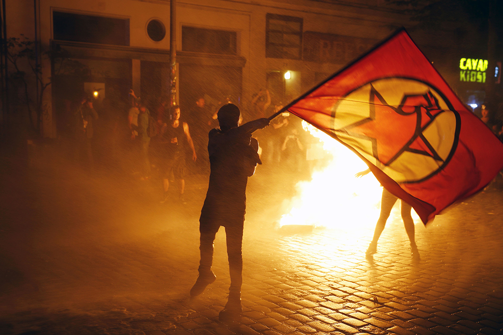Bentrokan dimulai ketika Polisi menduga sebuah group demonstran anti-kapitalis, dalam pawai yang dihadiri ribuan orang, membawa banner bertuliskan 'Welcome to hell' dan 'Smash G20'.