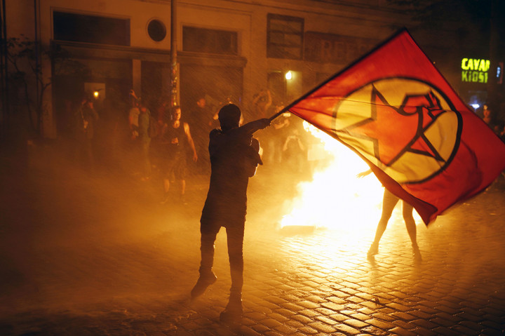Bentrokan dimulai ketika Polisi menduga sebuah group demonstran anti-kapitalis, dalam pawai yang dihadiri ribuan orang, membawa banner bertuliskan 'Welcome to hell' dan 'Smash G20'.
