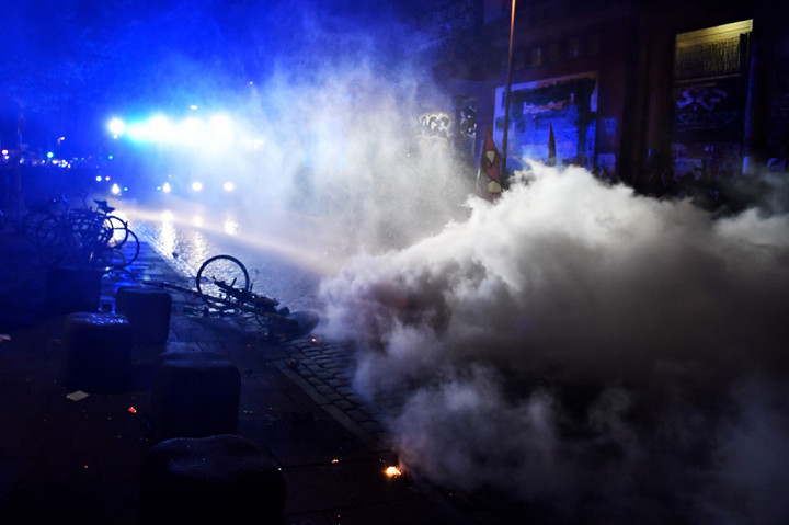 Polisi menggunakan water cannon dan menyemprotkan merica ke arah demonstran. Sementara itu demonstran melempari Polisi dengan botol, batu, dan suar. 