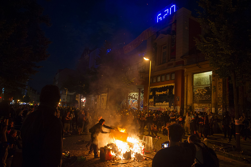 Diperkirakan akan ada 100.000 demonstran yang akan turun ke jalan saat pelaksanaan KTT 7-8 Juli. Sebelumnya Polisi mengatakan telah menyita banyak senjata rakitan untuk mencegah kemungkinan timbulnya kekerasan.