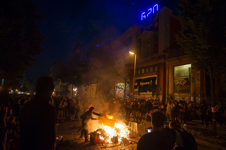 Diperkirakan akan ada 100.000 demonstran yang akan turun ke jalan saat pelaksanaan KTT 7-8 Juli. Sebelumnya Polisi mengatakan telah menyita banyak senjata rakitan untuk mencegah kemungkinan timbulnya kekerasan.