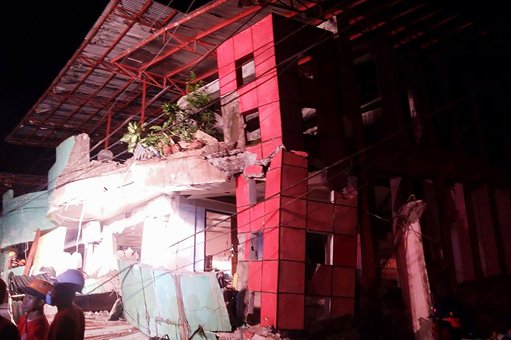 Sedikitnya dua orang tewas akibat gempa bumi berkekuatan 6,5 Skala Richter (SR) yang melanda Filipina bagian tengah. 