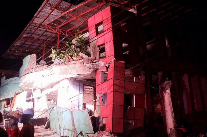 Sedikitnya dua orang tewas akibat gempa bumi berkekuatan 6,5 Skala Richter (SR) yang melanda Filipina bagian tengah. 