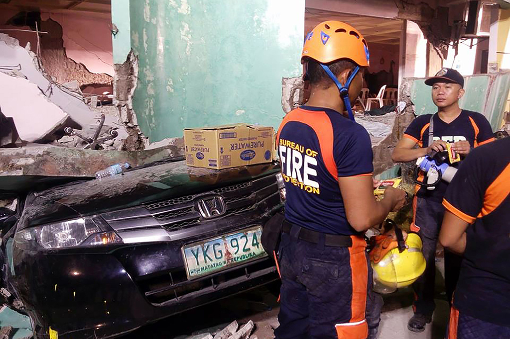 Seorang gadis berusia 18 tahun tewas setelah tertimpa puing di Ormoc City, Pulau Leyte, dekat pusat gempa. Satu korban tewas lainnya ditemukan terkubur reruntuhan gedung tiga lantai di kota Kananga, yang juga berada di Pulau Leyte. 
