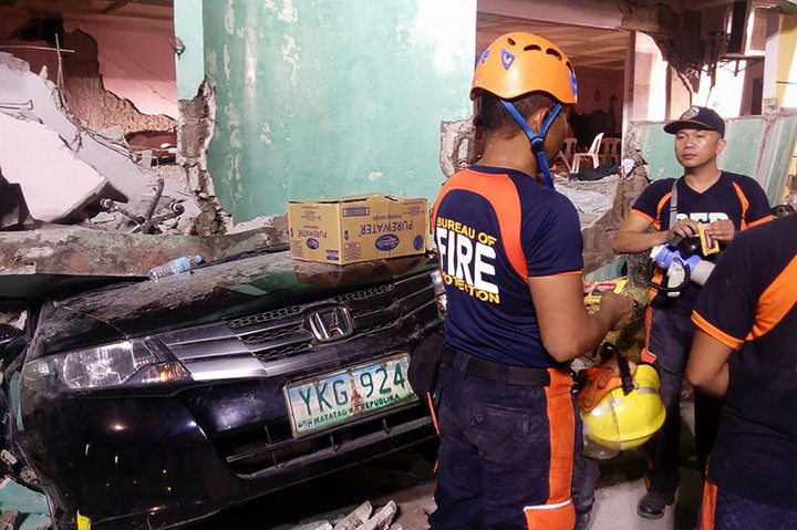 Seorang gadis berusia 18 tahun tewas setelah tertimpa puing di Ormoc City, Pulau Leyte, dekat pusat gempa. Satu korban tewas lainnya ditemukan terkubur reruntuhan gedung tiga lantai di kota Kananga, yang juga berada di Pulau Leyte. 