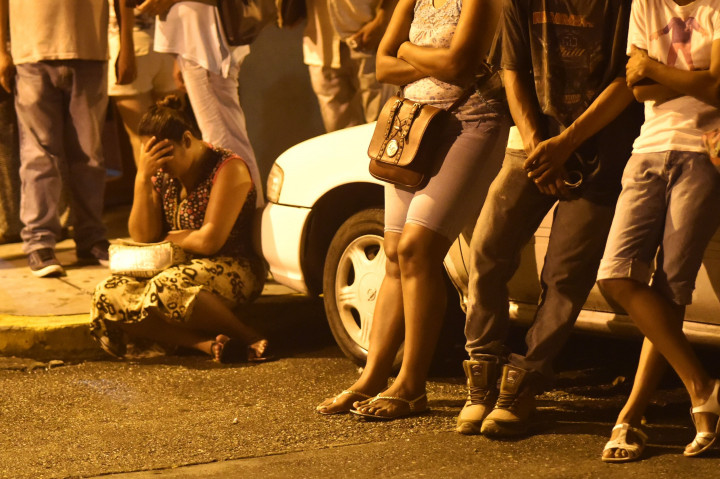 Kerabat narapidana yang sebagian besar para istri, cemas menunggu kabar meredanya perkelahian. Polisi menyebut menemukan banyak potongan tubuh manusia bertebaran di berbagai ruangan dalam penjara.