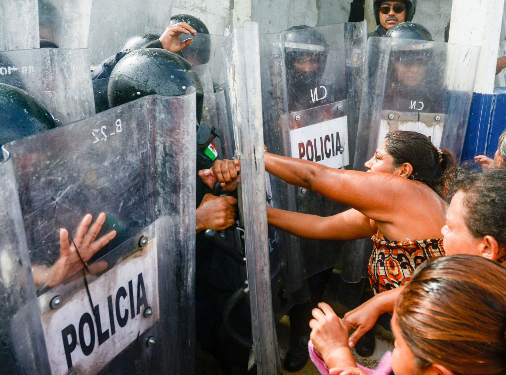Penjara dinyatakan tertutup bagi pengunjung selama proses penanganan berlangsung. Keluarga narapidana yang panik menyerang polisi gara-gara dilarang masuk ke penjara.