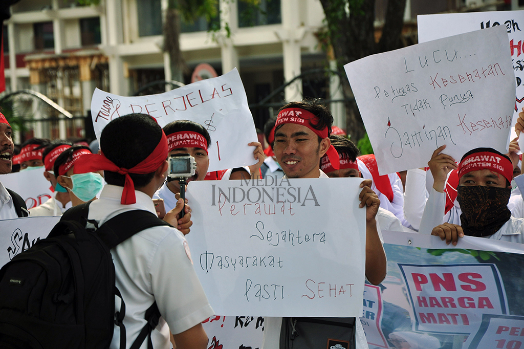 Aksi ini memiliki beberapa tuntutan diantaranya hentikan diskriminasi perawat dan angkat perawat honorer jadi PNS tanpa syarat. 